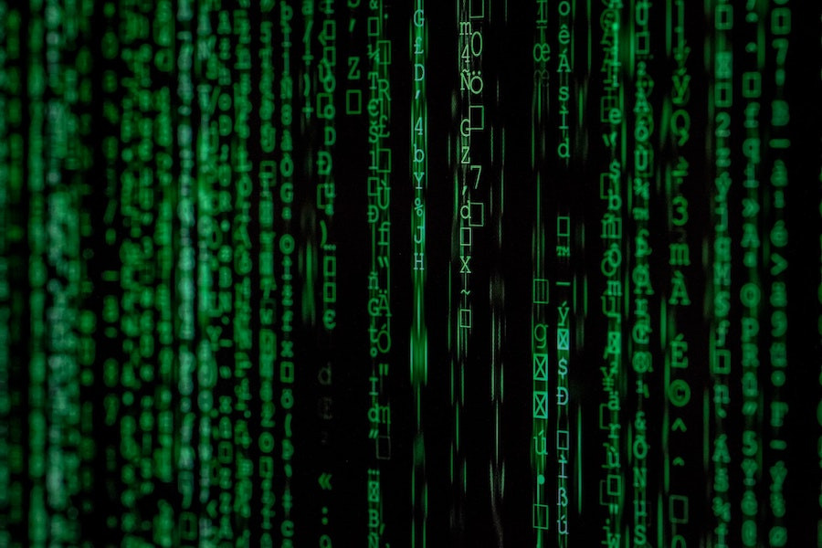 Digitale Codes, Symbole und Zeichen in grüner Schrift auf schwarzem Hintergrund